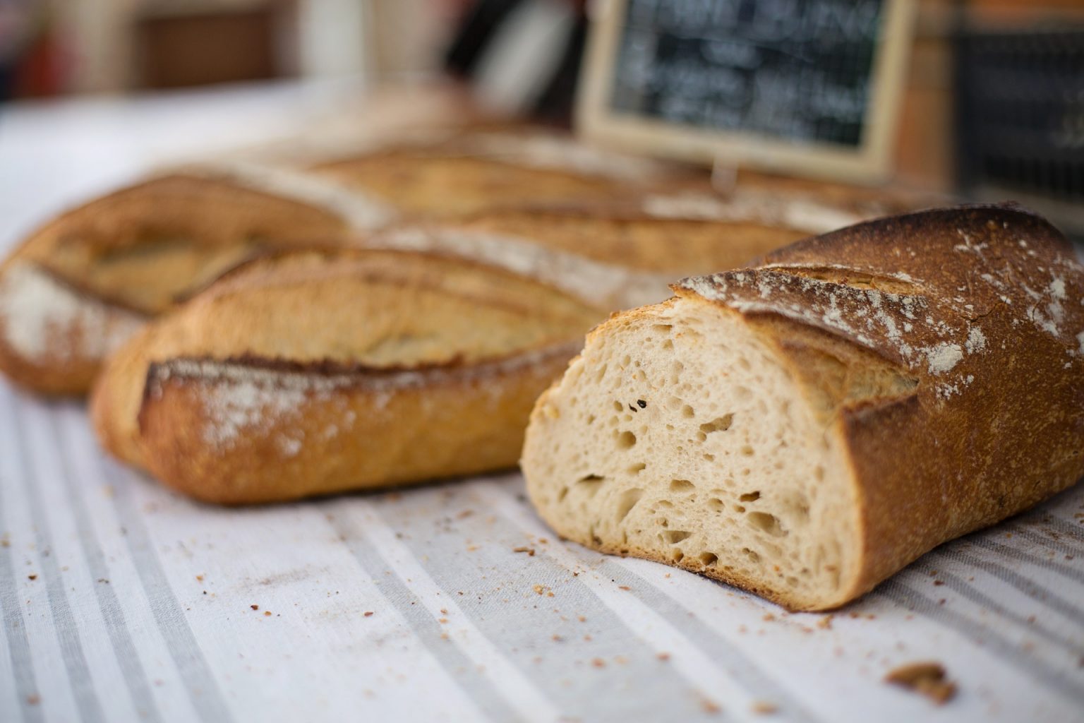 Knoblauchbaguette mit Hähnchen und Käse - MJAM.EU